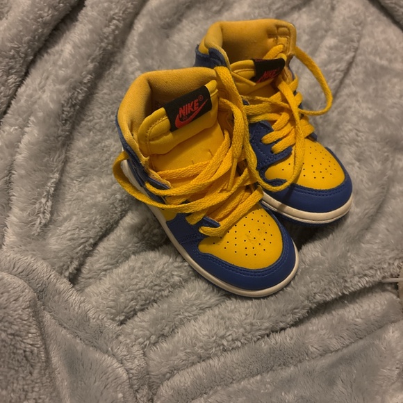 Jordan 1 blue & yellow size 7c - Picture 2 of 3